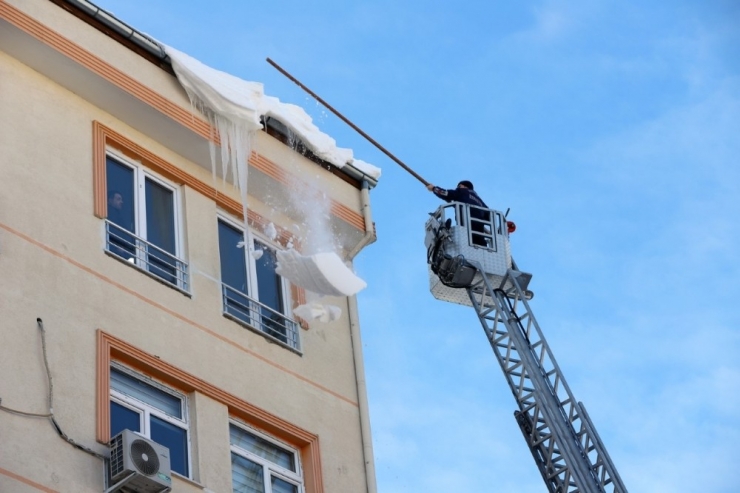 Nevşehir’de Tehlike Oluşturan Buz Sarkıtları İtfaiye Ekiplerince Temizleniyor