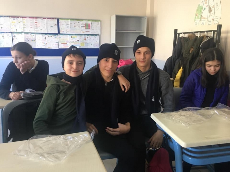 Öğrencilere Atkı Ve Bere Dağıtıldı