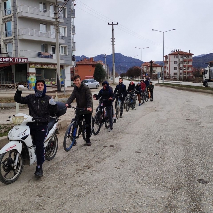 Bisiklet Kulübü Üyelerinden Çevre Temizliği