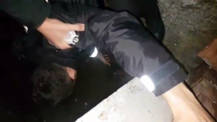 Polisin, İçi Su Dolu Asansör Boşluğuna Düşen Köpeği Kurtarma Operasyonu Kamerada
