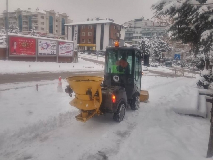 Okul Önlerindeki Karlar Temizlendi