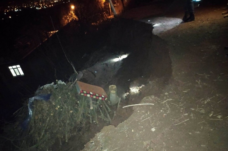 Adapazarı’nda Toprak Kayması Nedeniyle Bir Ev Boşaltıldı