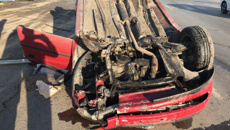 D-100’de Makas Atan Otomobil Park Halindeki Araca Çarptı: 1 Yaralı