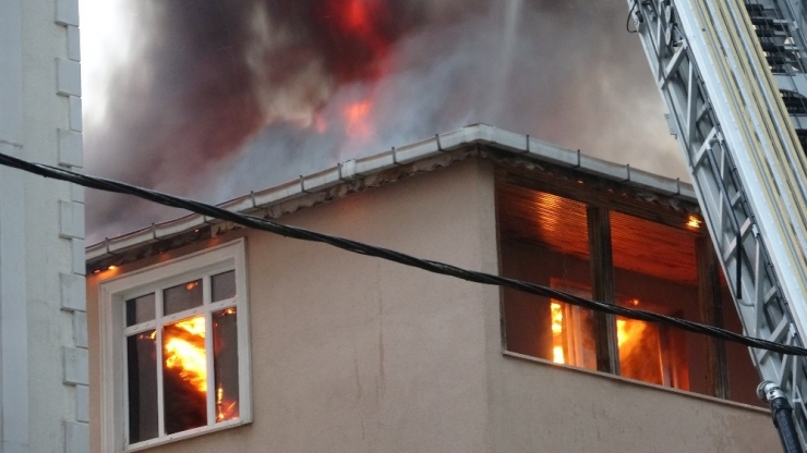 Sancaktepe’de Binanın Çatı Katı Alevlere Teslim Oldu