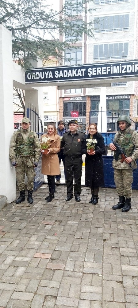 Sandıklı Belediyesi Kendi Serasında Yetiştirdiği Çiçekleri Kamu Kurumlarına Hediye Ediyor