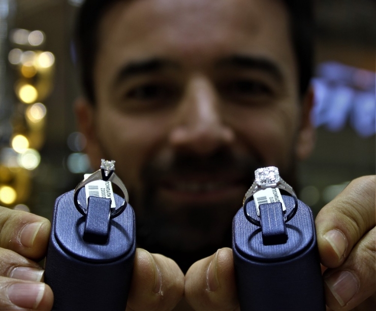 Sevgililerin 14 Şubat Tercihi Baget Yüzükler