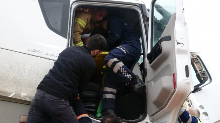 Şile’de İki Hafriyat Kamyonu Kafa Kafaya Çarpıştı: 2 Yaralı