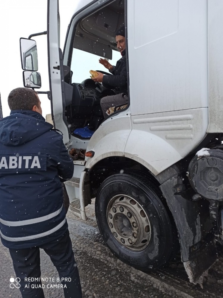 Cizre Belediyesinden Yolda Kalanlara Çorba İkramı