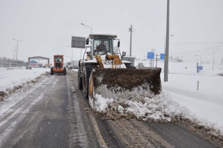 Cizre’de Kar Temizleme Çalışmaları Sürüyor