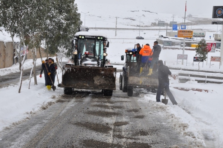Cizre’de Kar Temizleme Çalışmaları Sürüyor