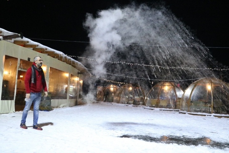Sıfırın Altında 21 Derecede Havaya Atılan Su Yere Buz Taneciği Olarak Düştü