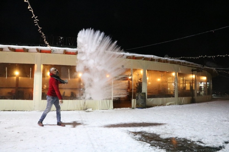 Sıfırın Altında 21 Derecede Havaya Atılan Su Yere Buz Taneciği Olarak Düştü