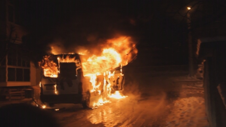 Park Halindeki Minibüs Alev Alev Yandı