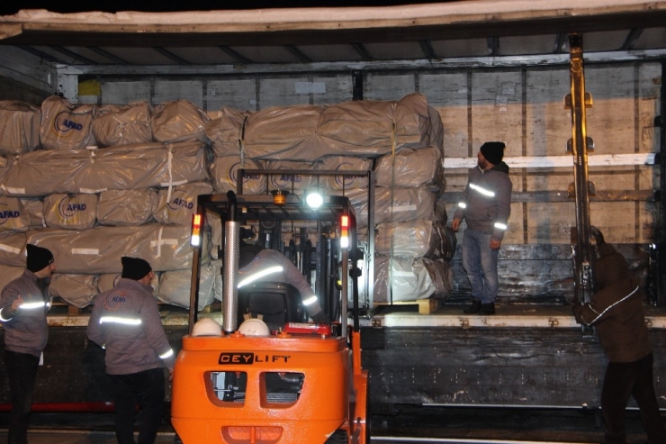 Afad Tırları Suriye Sınırı Ve Depremzedeler İçin Yüklenerek Yola Çıktı