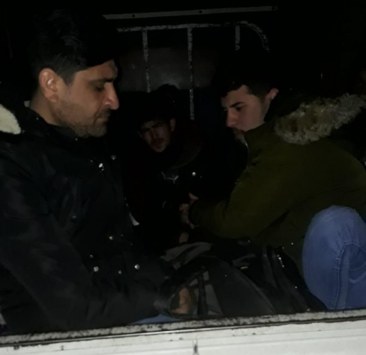 Polisi Görünce Kaçan Araçtan 15 Kaçak Göçmen Yakalandı