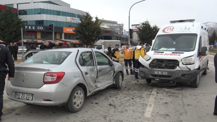 Hasta Nakleden Ambulans Otomobille Çarpıştı: 1 Yaralı