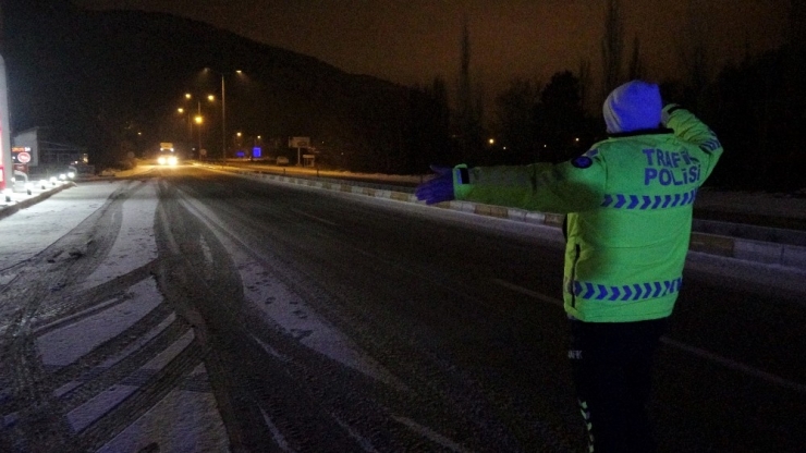 Tokat-sivas Karayolu Ağır Tonajlı Araç Geçişlerine Kapatıldı
