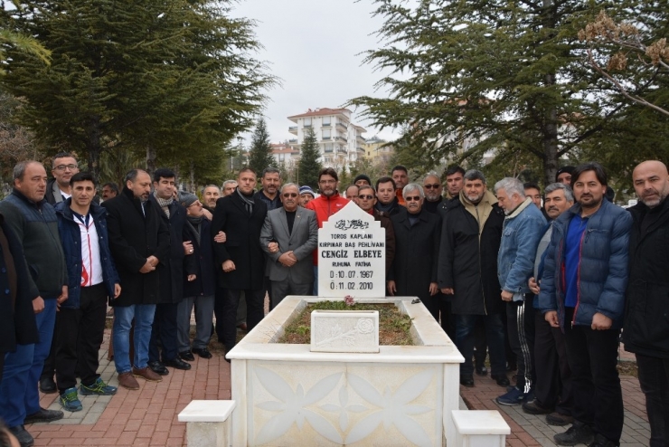 Başpehlivan Cengiz Elbeye Mezarı Başında Anıldı