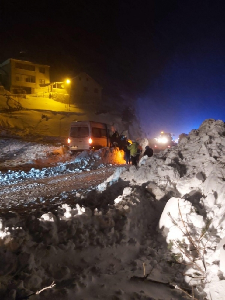 Çığdan Zarar Gören Yolcu Minibüsünün Şoförü O Anları Anlattı