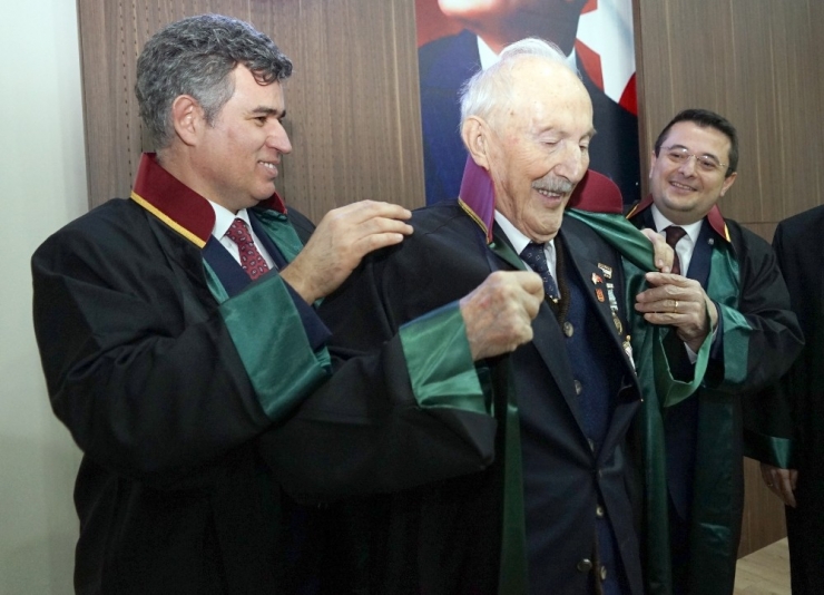 Türkiye’nin En Yaşlı Avukatı Cübbesini Giydi