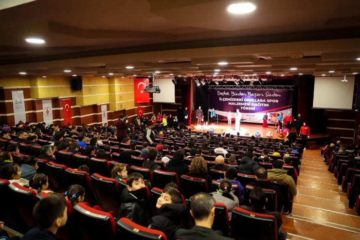 Ümraniye Belediyesi’nden Okullara Spor Malzemesi Desteği