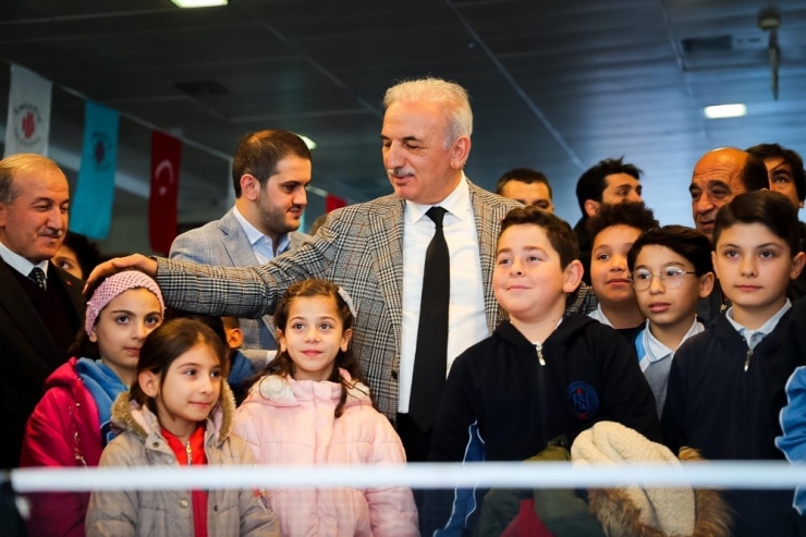 Ümraniye Belediyesi’nden Okullara Spor Malzemesi Desteği