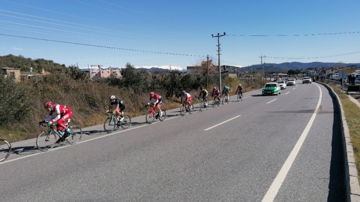 Yarış Güzergahında Kapanan Yol Sebebiyle 1 Saat Bekleyen Araçlar Uzun Kuyruklar Oluşturdu