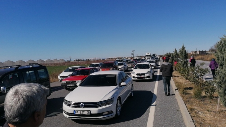 Yarış Güzergahında Kapanan Yol Sebebiyle 1 Saat Bekleyen Araçlar Uzun Kuyruklar Oluşturdu
