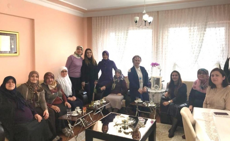 Vali Eşinden Şehit Ailesine Moral