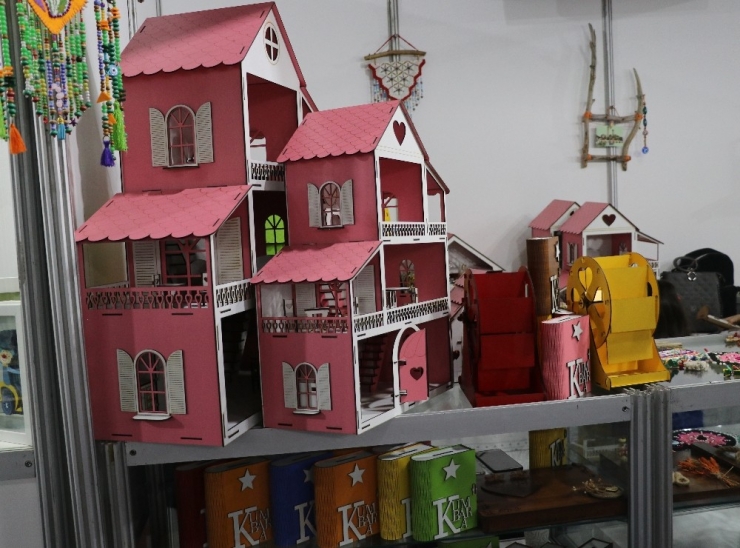 Dizi Oyuncuları Kadın Kooperatifleri Sergisini Gezdi