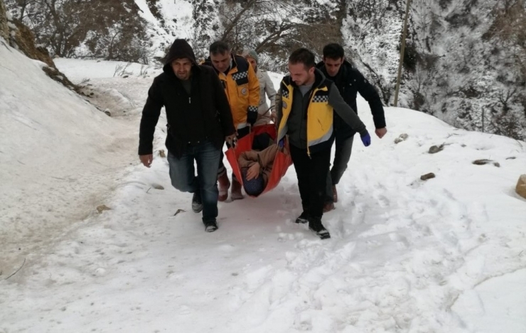 Kar Nedeniyle Mahsur Kalan Hastaya Saatler Sonra Ulaşıldı