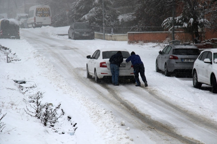 Başkent’te Kar Yağışı Sürücülere Zor Anlar Yaşattı