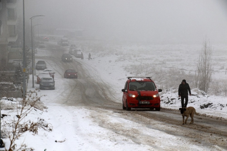 Başkent’te Kar Yağışı Sürücülere Zor Anlar Yaşattı