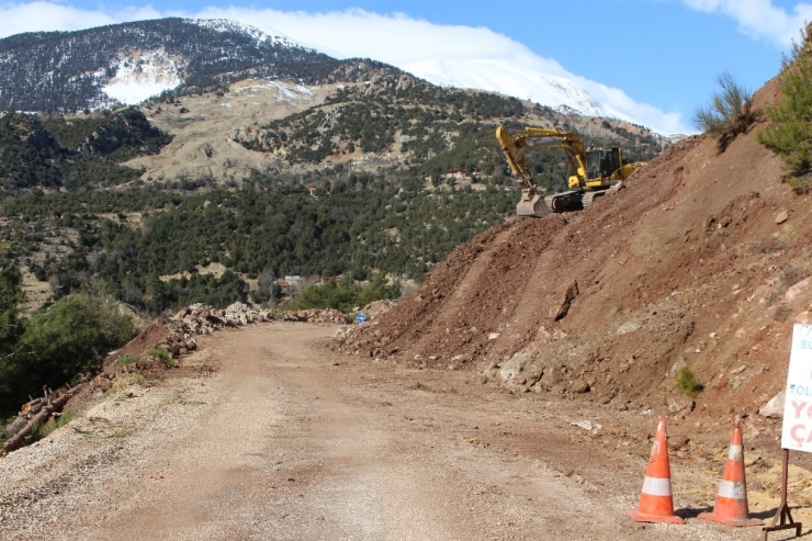 Kumluca’da Heyelanın Kapattığı Yol Açılıyor