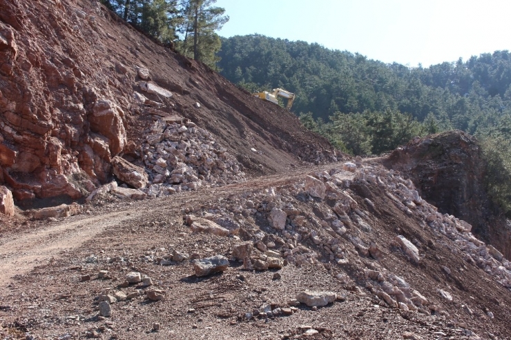 Kumluca’da Heyelanın Kapattığı Yol Açılıyor