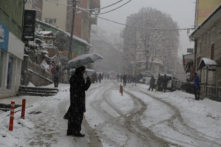 Artvin’de Etkili Olan Kar Yağışı Trafiği Felç Etti