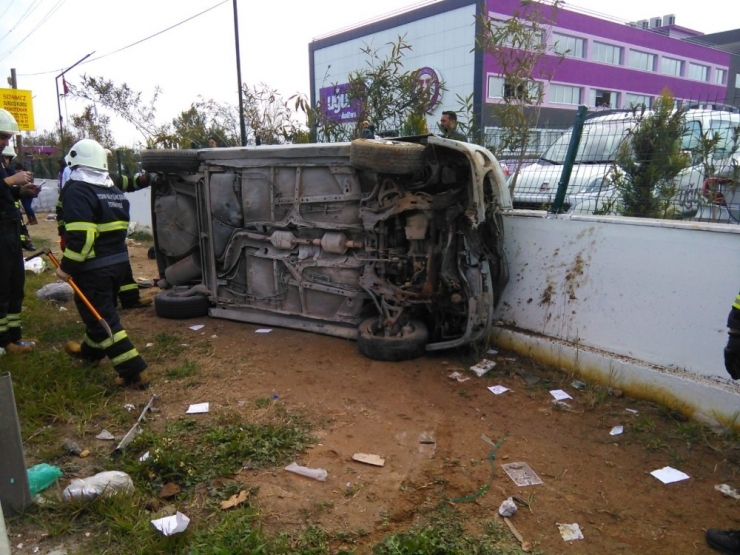 Takla Atan Otomobil Okulun Duvarında Durabildi