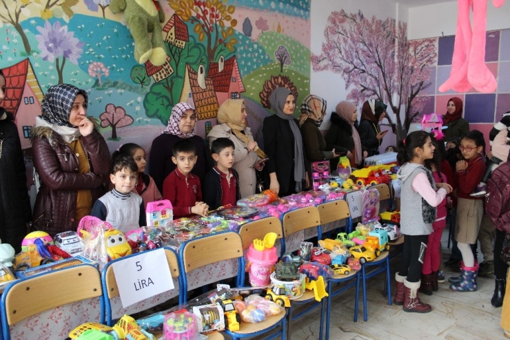 Miniklerden Depremzede Öğrencilere Anlamlı Destek