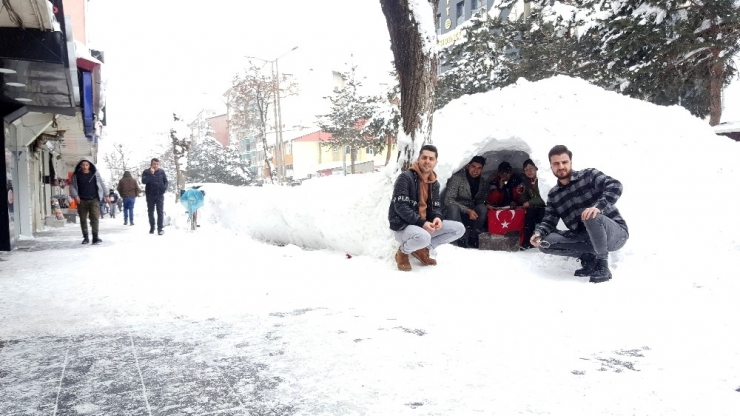 Kardan ‘Eskimo’ Evi Yapıp İçinde Çayın Keyfini Çıkardılar