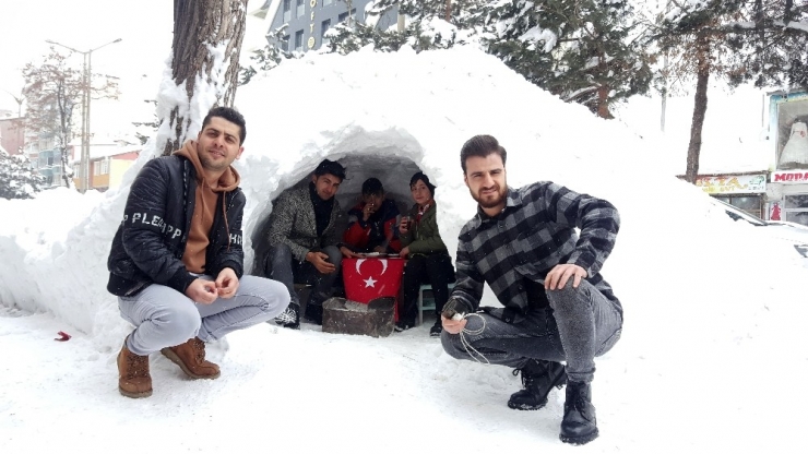 Kardan ‘Eskimo’ Evi Yapıp İçinde Çayın Keyfini Çıkardılar