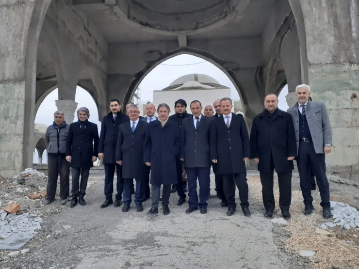 Bakan Yardımcısı Demircan Sahabe Safvan Bin Muattal Kabrini Ziyaret Etti