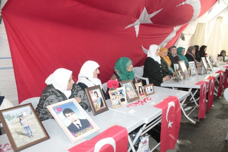 Hdp Önündeki Ailelerin Evlat Nöbeti 163’üncü Gününde