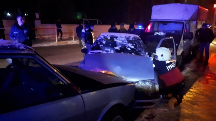 Kontrolden Çıkan Otomobil Park Halindeki Otomobile Çarptı: 4 Yaralı