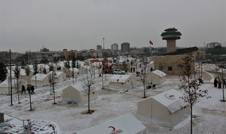 Depremin Vurduğu Elazığ’da Kar Etkisini Gösterdi