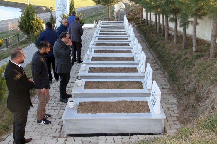 En Mutlu Günlerinde Acılarını Unutmadılar