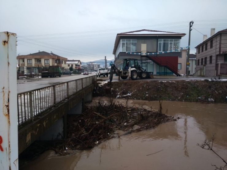 Dere İçinde Pislikler Temizlendi