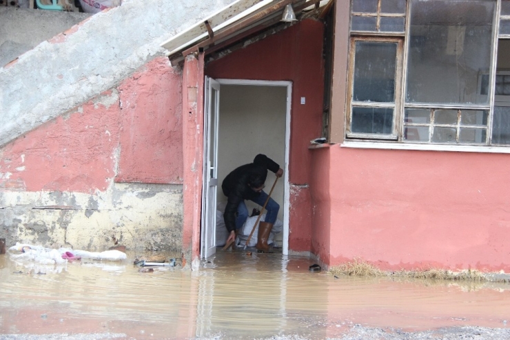 Düzce’de Heyelan Yolu Kapattı Evleri Su Bastı