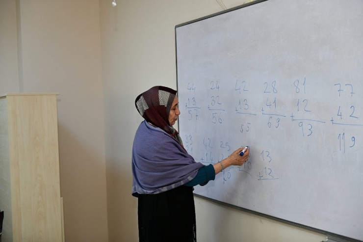 Esenyurt Belediyesi’nden Ücretsiz Okuma Yazma Kursu