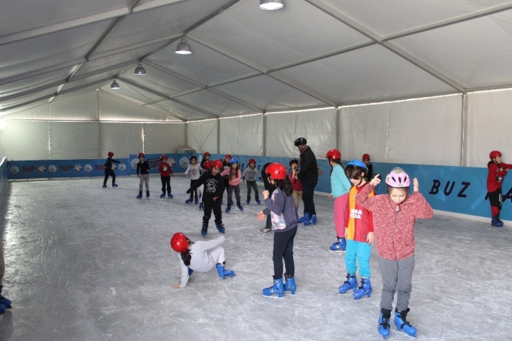 Gaziosmanpaşalı Çocukların Buz Pateni Eğlencesi