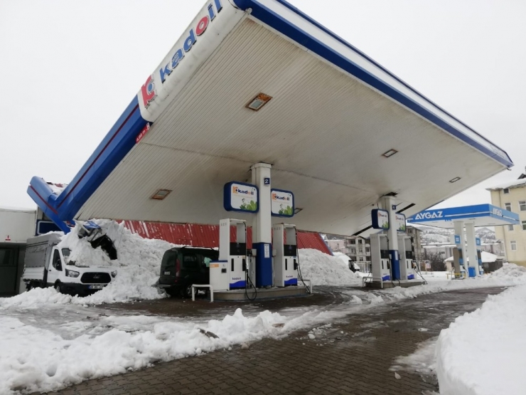 Akaryakıt İstasyonunun Çatısı Kara Dayanamayınca Çöktü